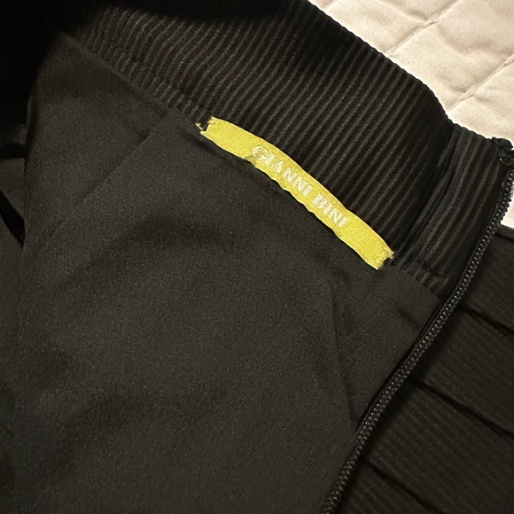 🖤 Gianni Bini Black Structured Skirt - Size: 2 - Picture 3 of 4